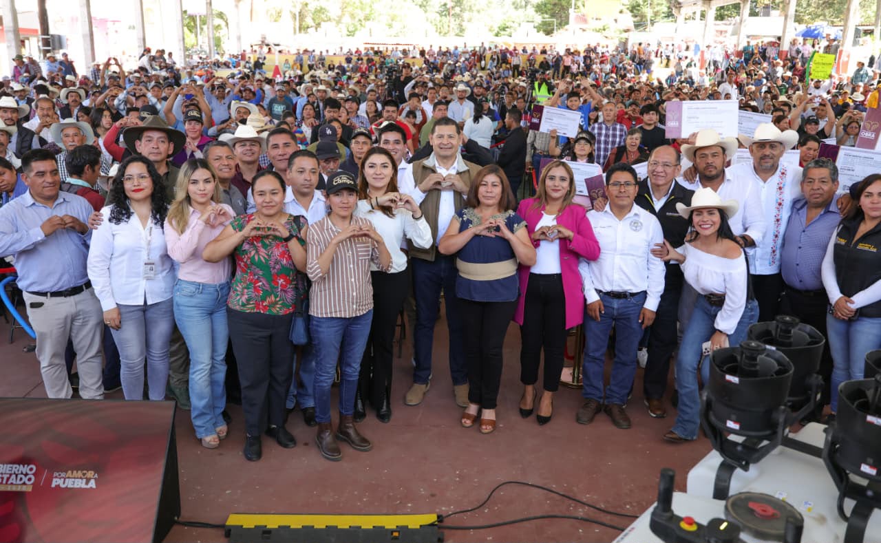 Armenta fortalece al campo en Ixtacamaxtitlán con tractores, drones y apoyos para productores