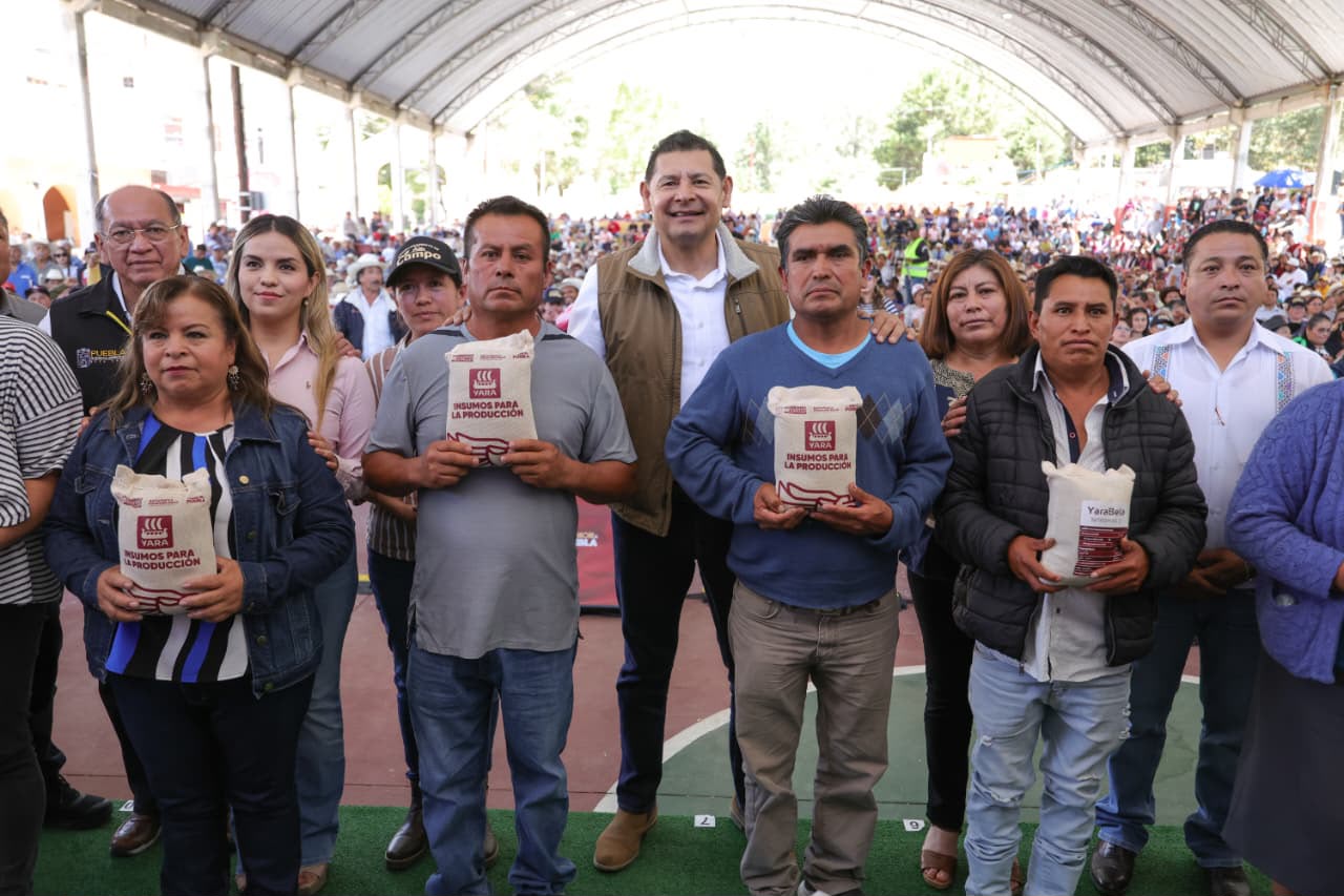 Armenta destina maquinaria, fertilizantes y recursos para obras en comunidades de Ixtacamaxtitlán