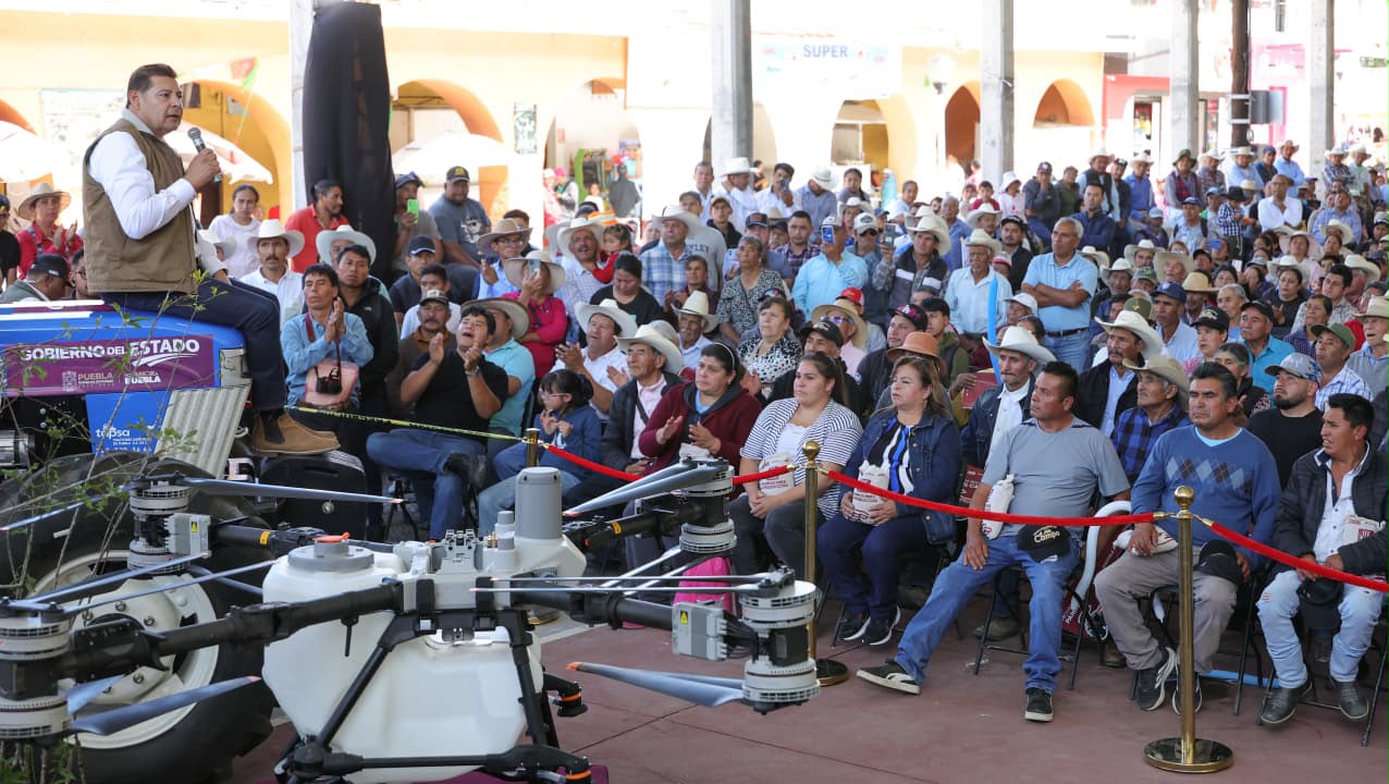 Armenta lleva maquinaria, fertilizantes y obras comunitarias para fortalecer el desarrollo regional