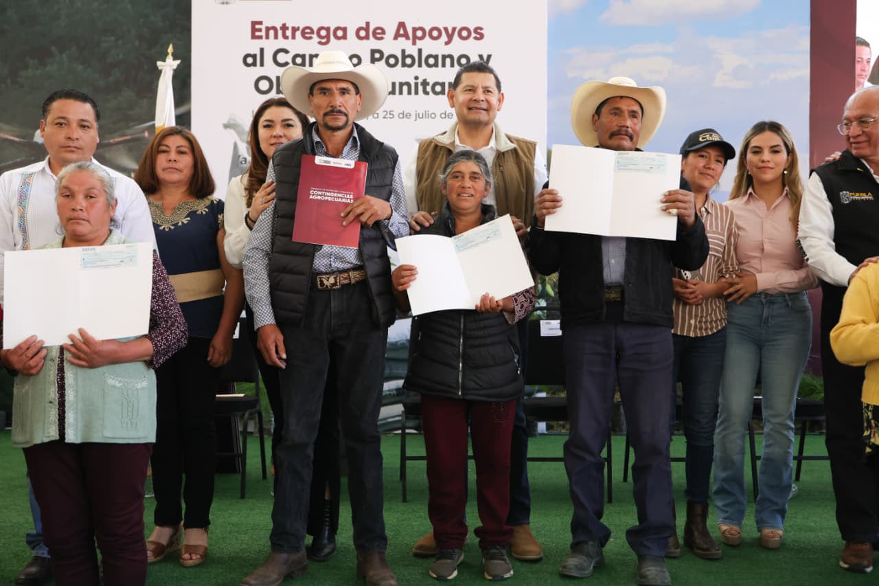 Armenta entrega tractores, fertilizantes y apoyos para obras comunitarias en Ixtacamaxtitlán