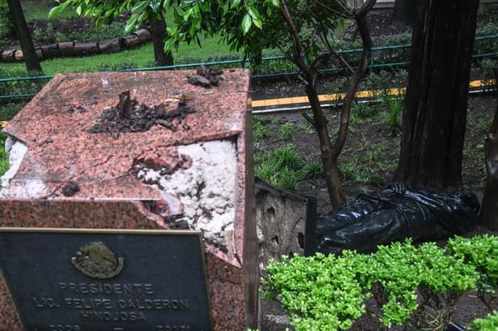 ¿Por qué se cayó la estatua de Felipe Calderón?
