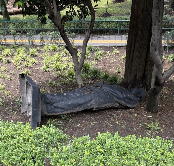 ¿Por qué se cayó la estatua de Felipe Calderón?