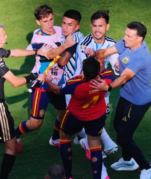 El manotazo que encendió la trifulca Mundial 2026
