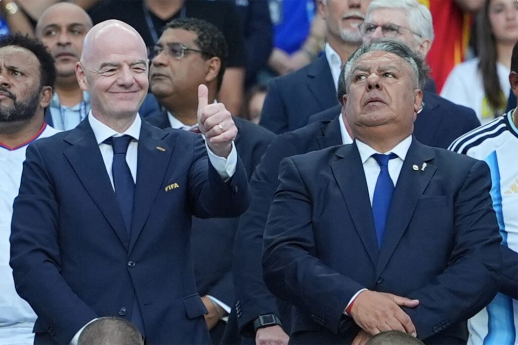 Infantino y dirigente de AFA