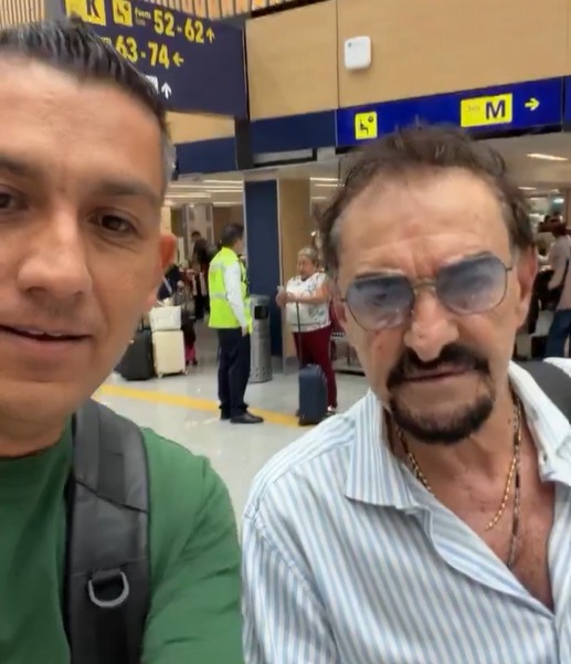 Ricardo La Volpe con aficionado mexicano
