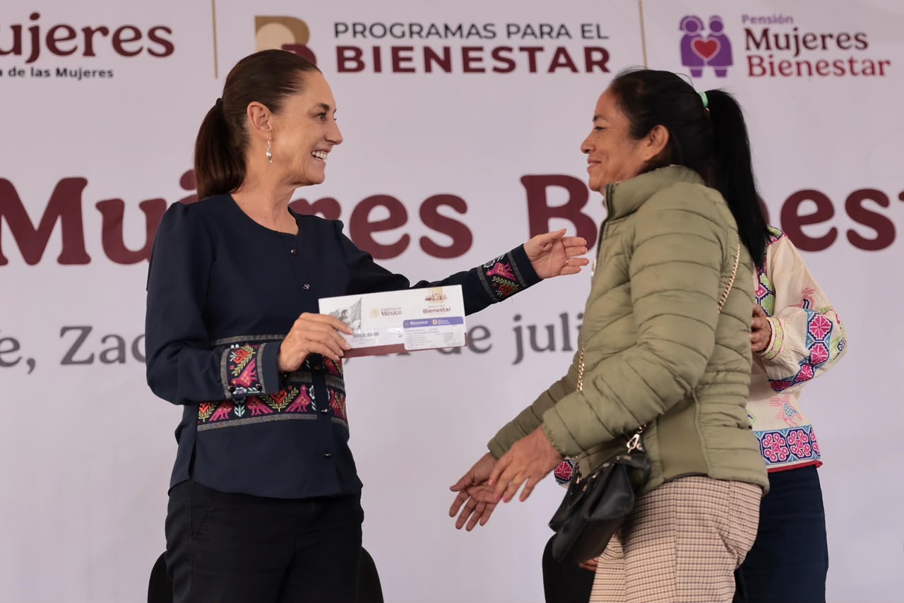 Integrantes de la CNTE se manifestaron durante un acto encabezado por Claudia Sheinbaum en Zacatecas.