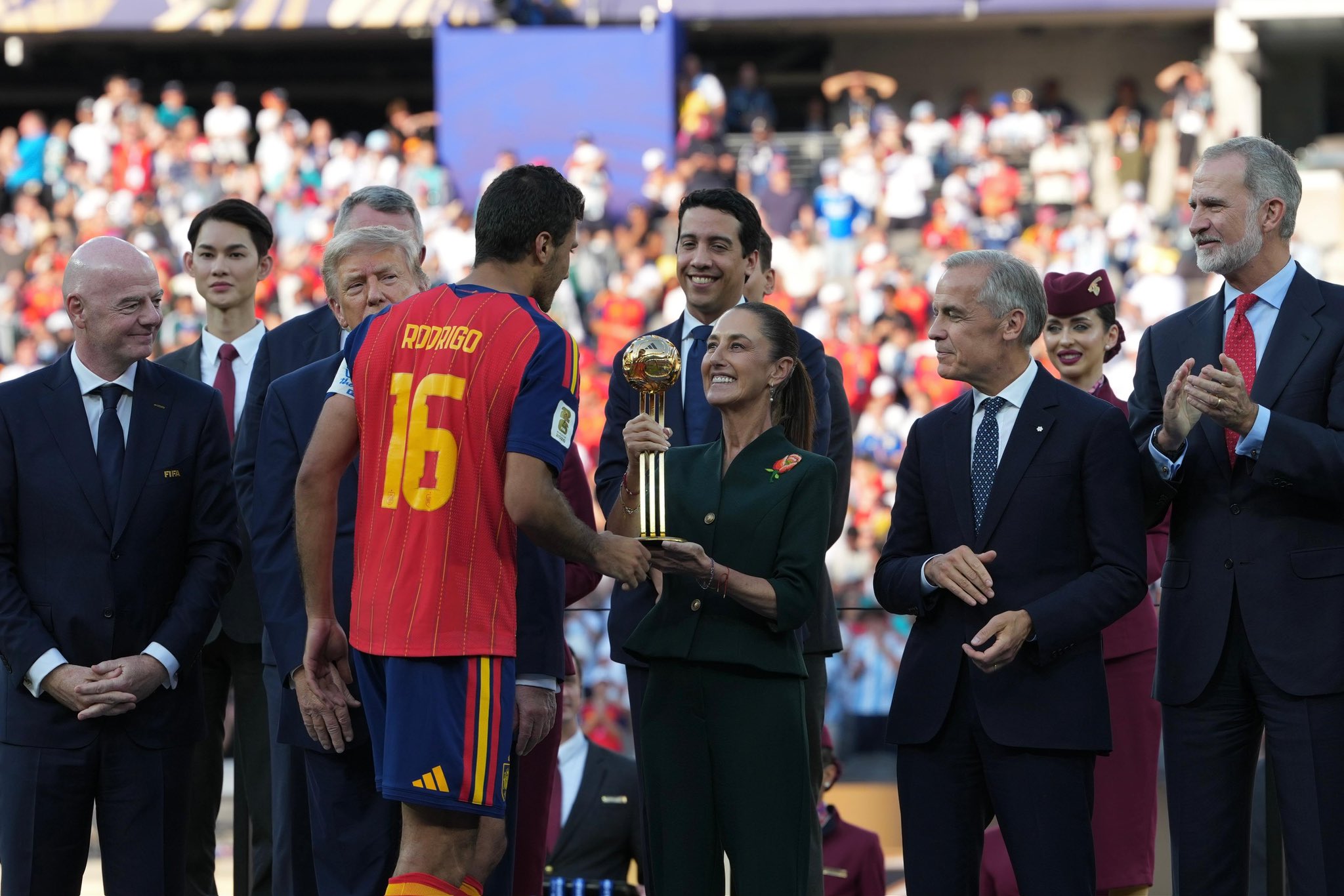 Sheinbaum entrega premio en Mundial 2026; Pedro Ferriz estalla contra la presidenta