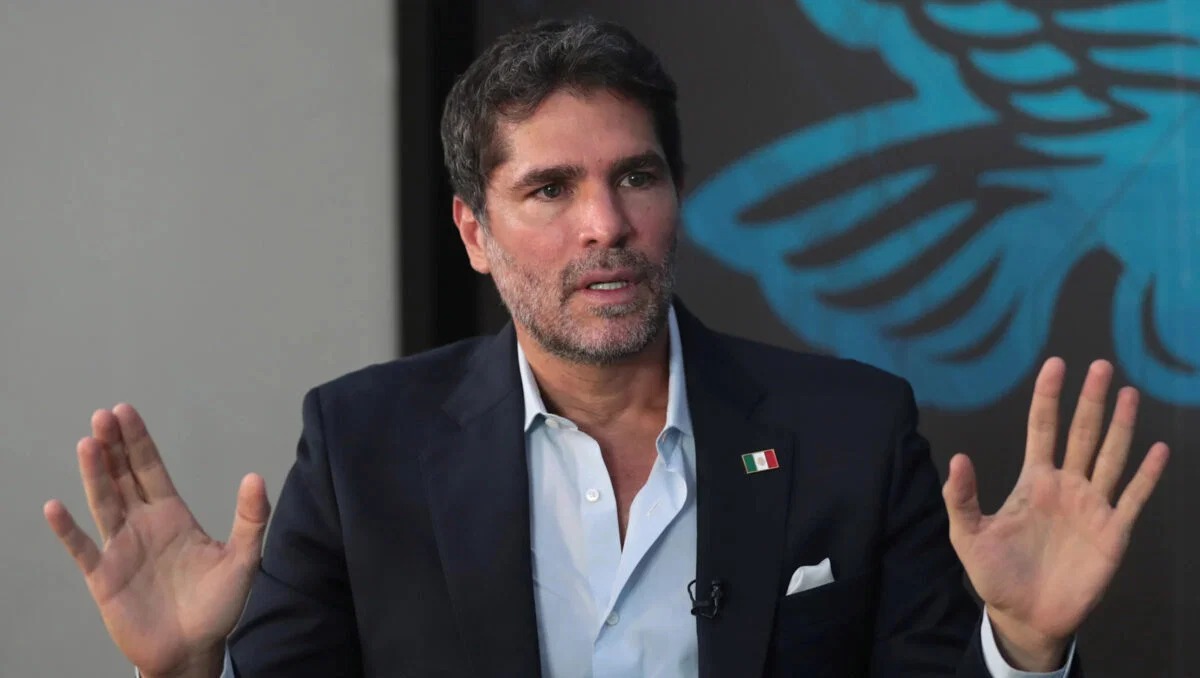 Verástegui durante declaraciones a la prensa tras un encuentro religioso en Lima.